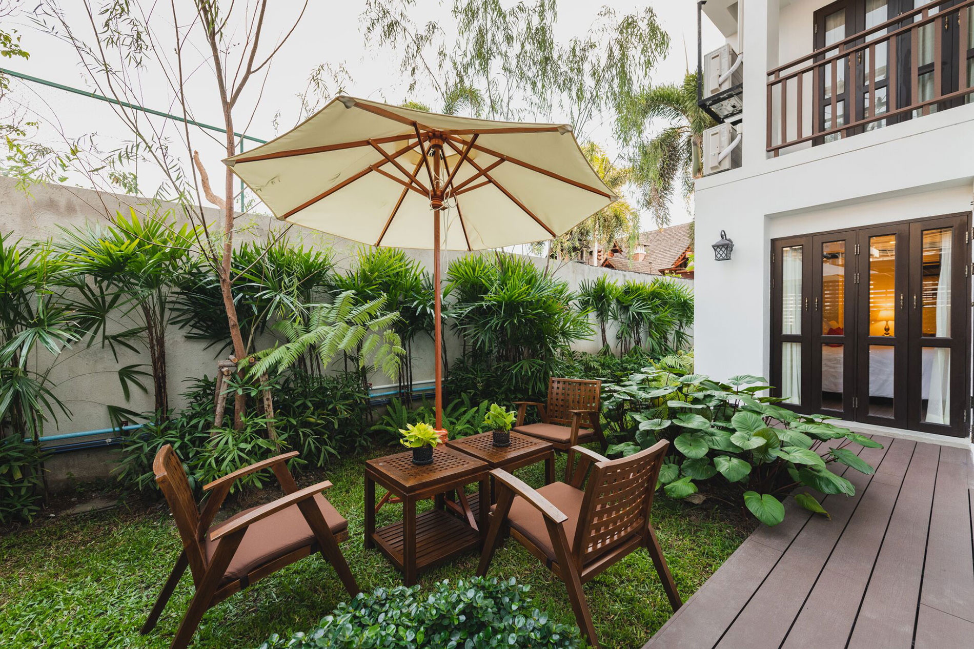  Lanna family room with garden